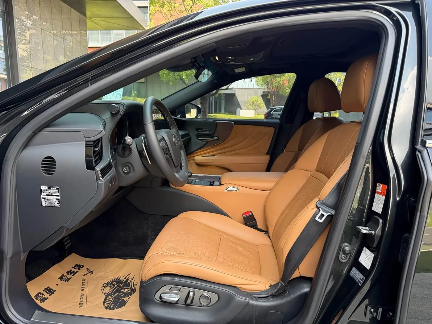 Lexus LS 2021 — Şəkil 10/18