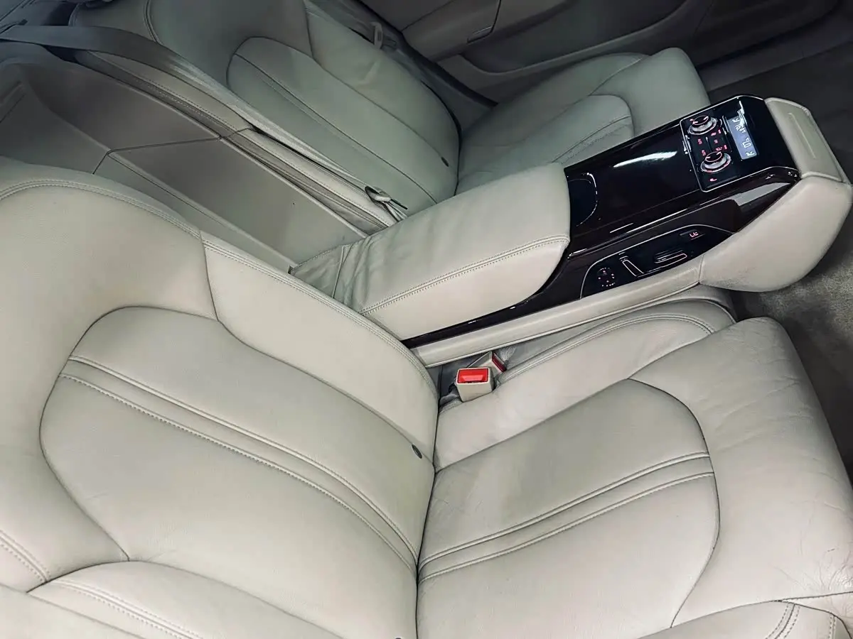 Audi A8 2011 — Photo 19/20