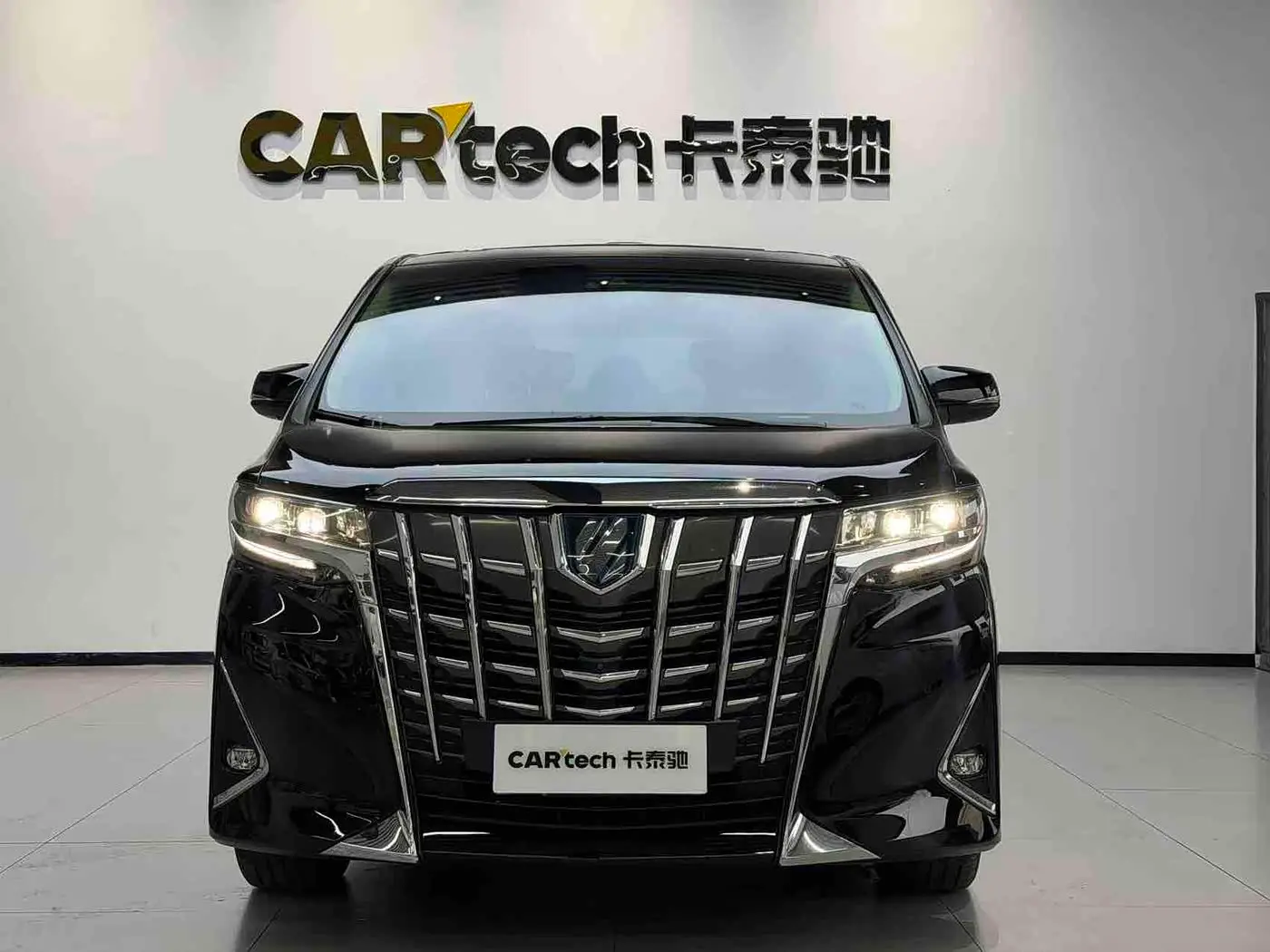 Toyota Alphard 2022 — Фото 1/8
