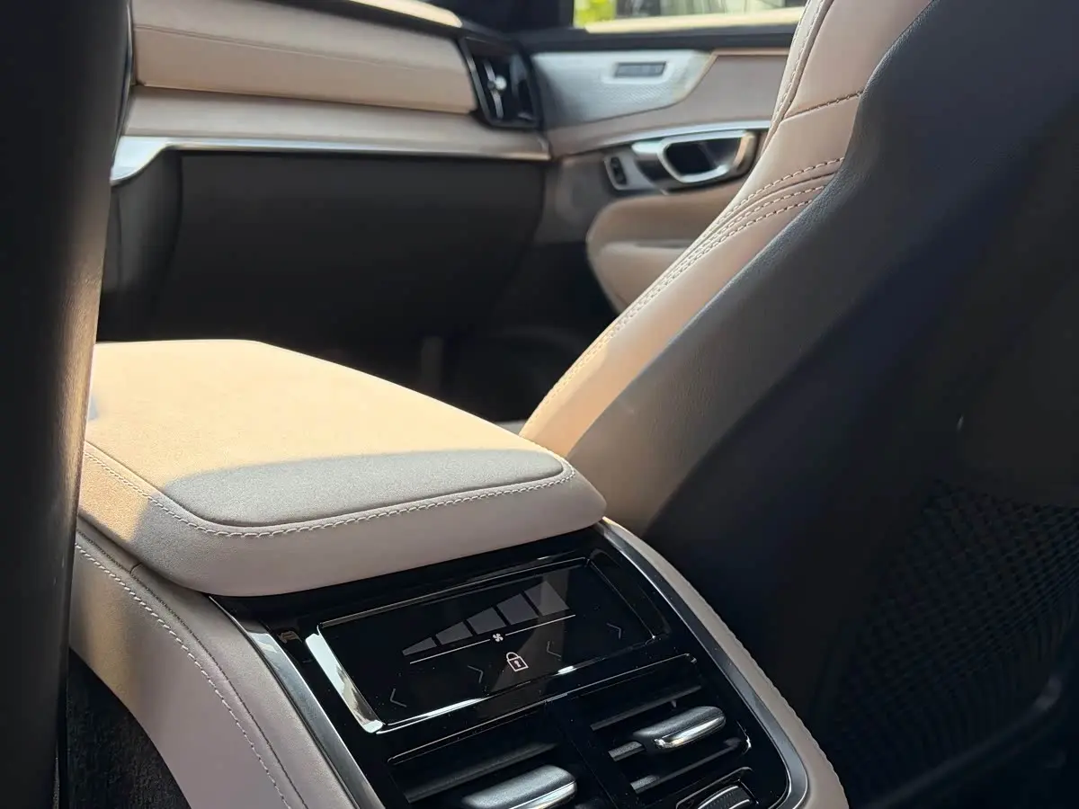 Volvo XC90 Plug-in Hybrid 2025 — Şəkil 11/13