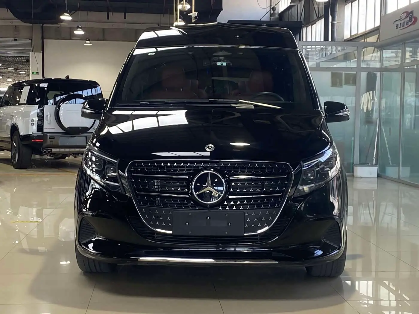 Mercedes-Benz V-Class 2025 — Photo 1/20