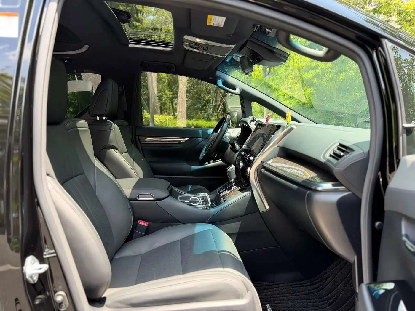 Toyota Alphard 2021 — Photo 19/20