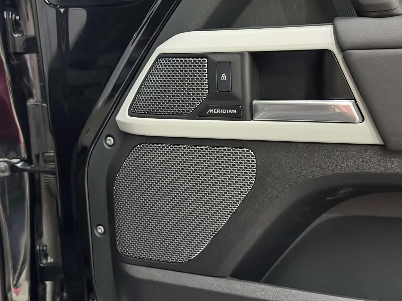Land Rover Defender 2023 — Фото 16/20