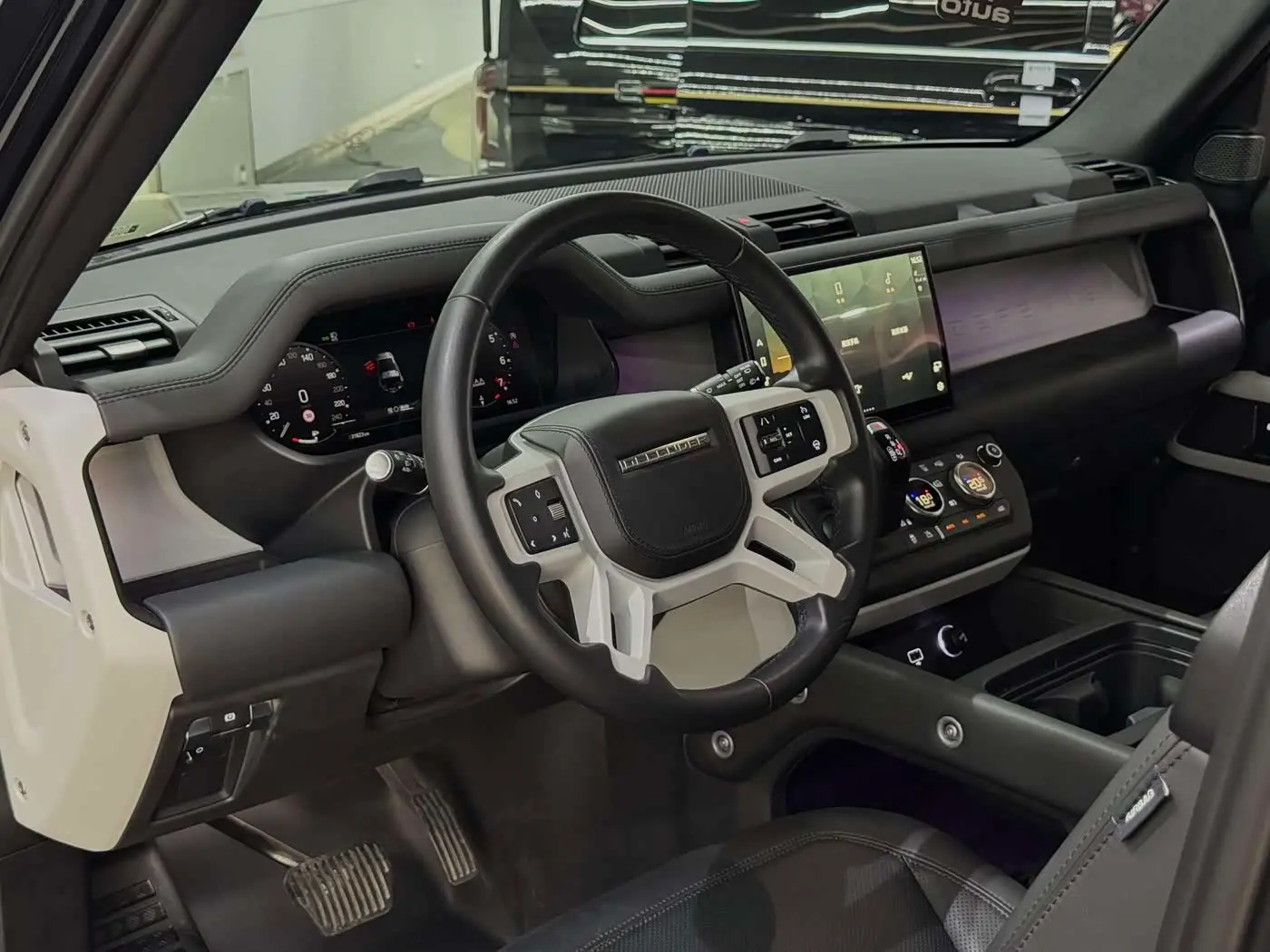 Land Rover Defender 2023 — Фото 3/20