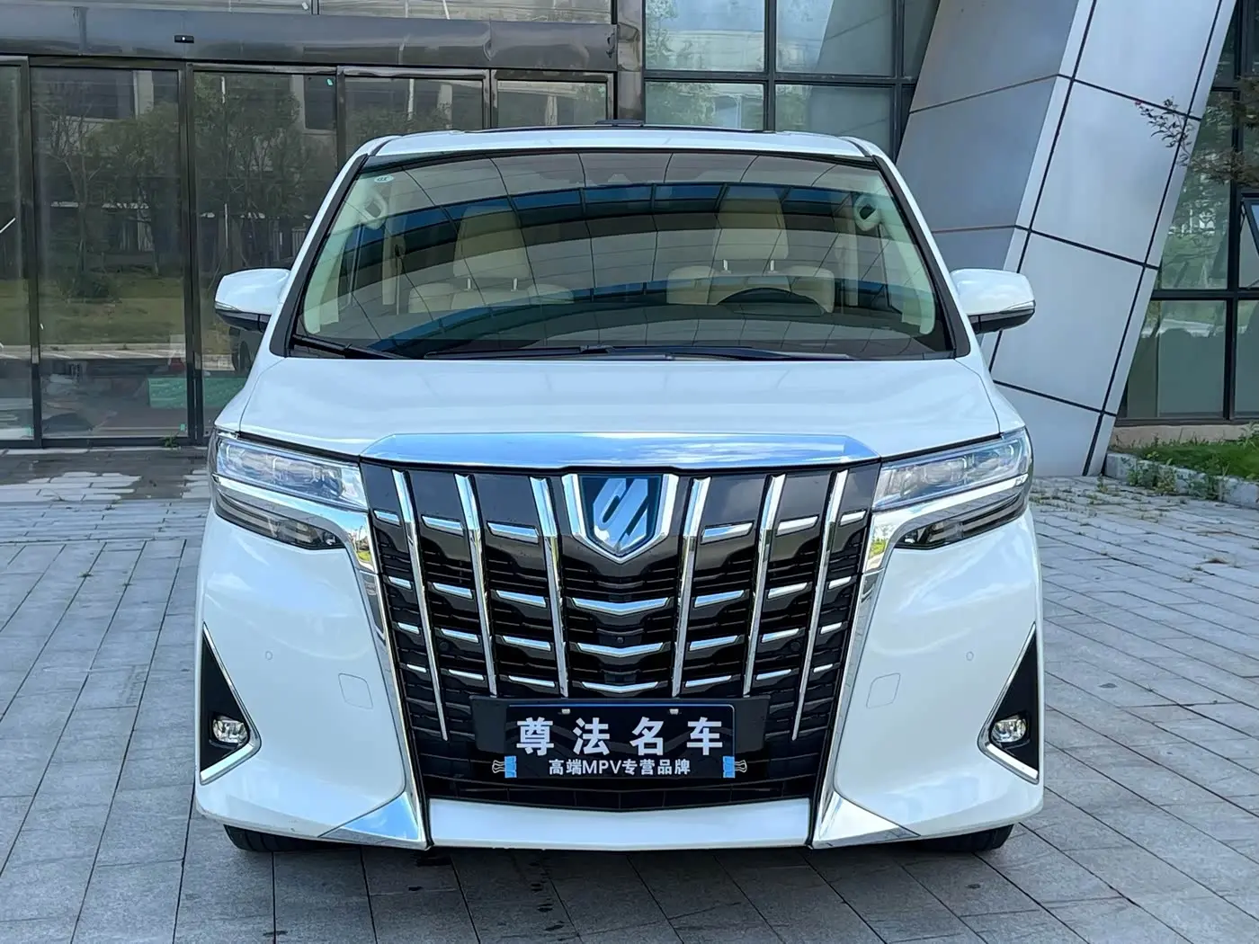 Toyota Alphard 2023 — Photo 2/9