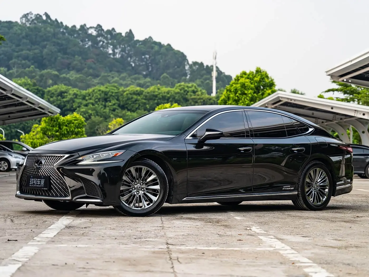 Lexus LS 2020 — Фото 1/18