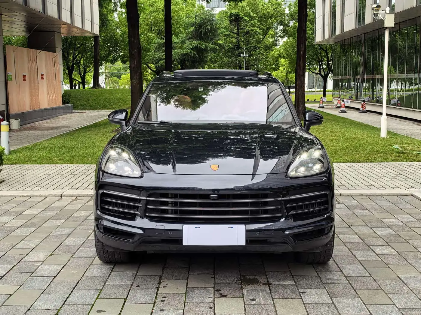 Porsche Cayenne 2023 — Photo 2/20