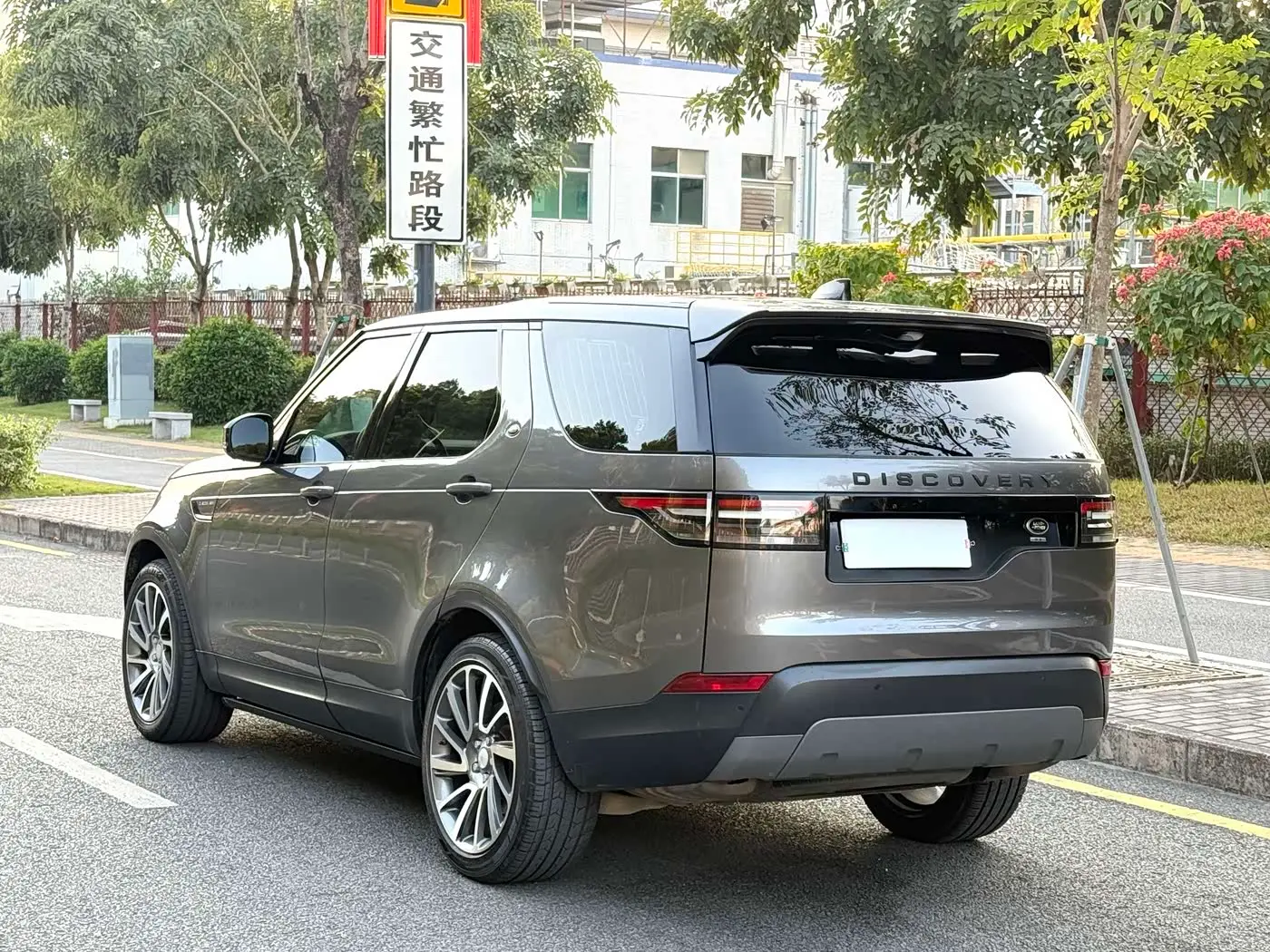 Land Rover Discovery 2018 — Photo 5/16