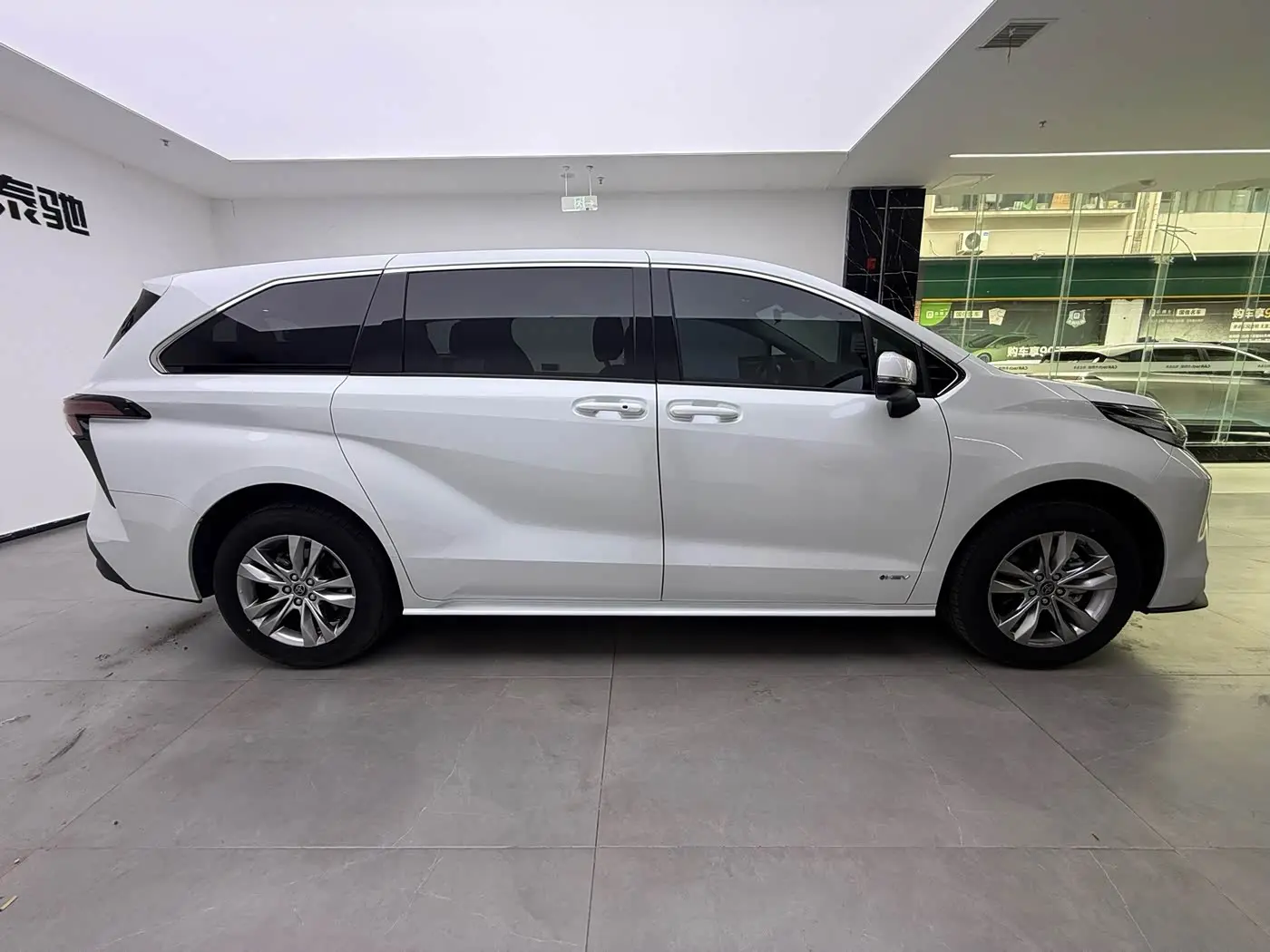 Toyota Sienna 2024 — ფოტო 11/20