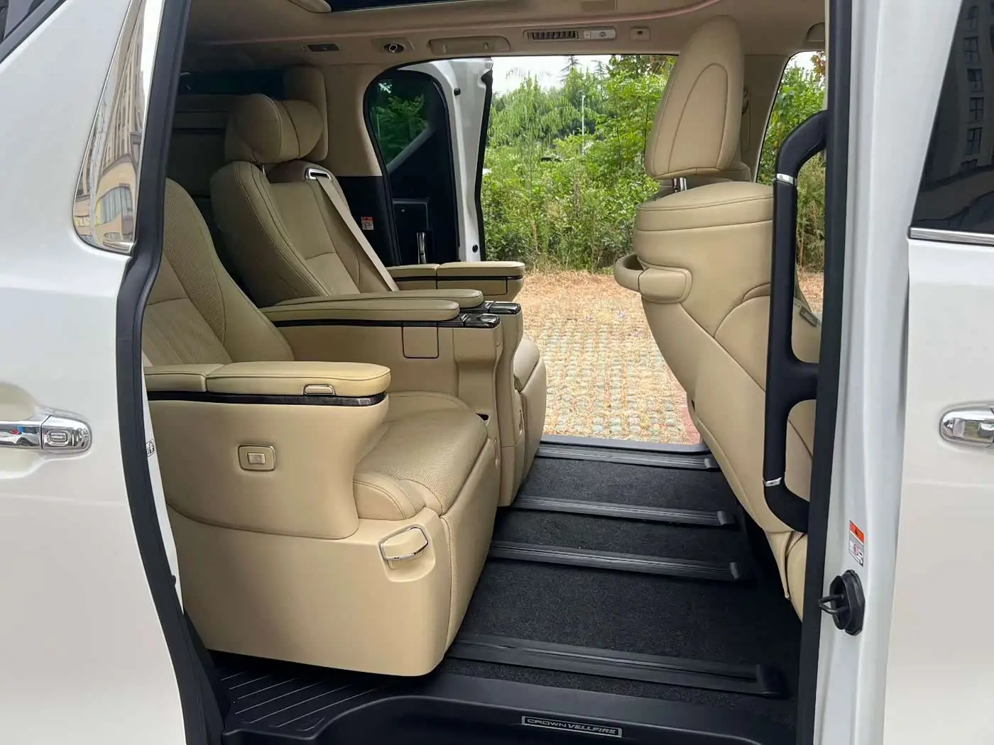 Toyota Vellfire 2022 — Photo 5/6