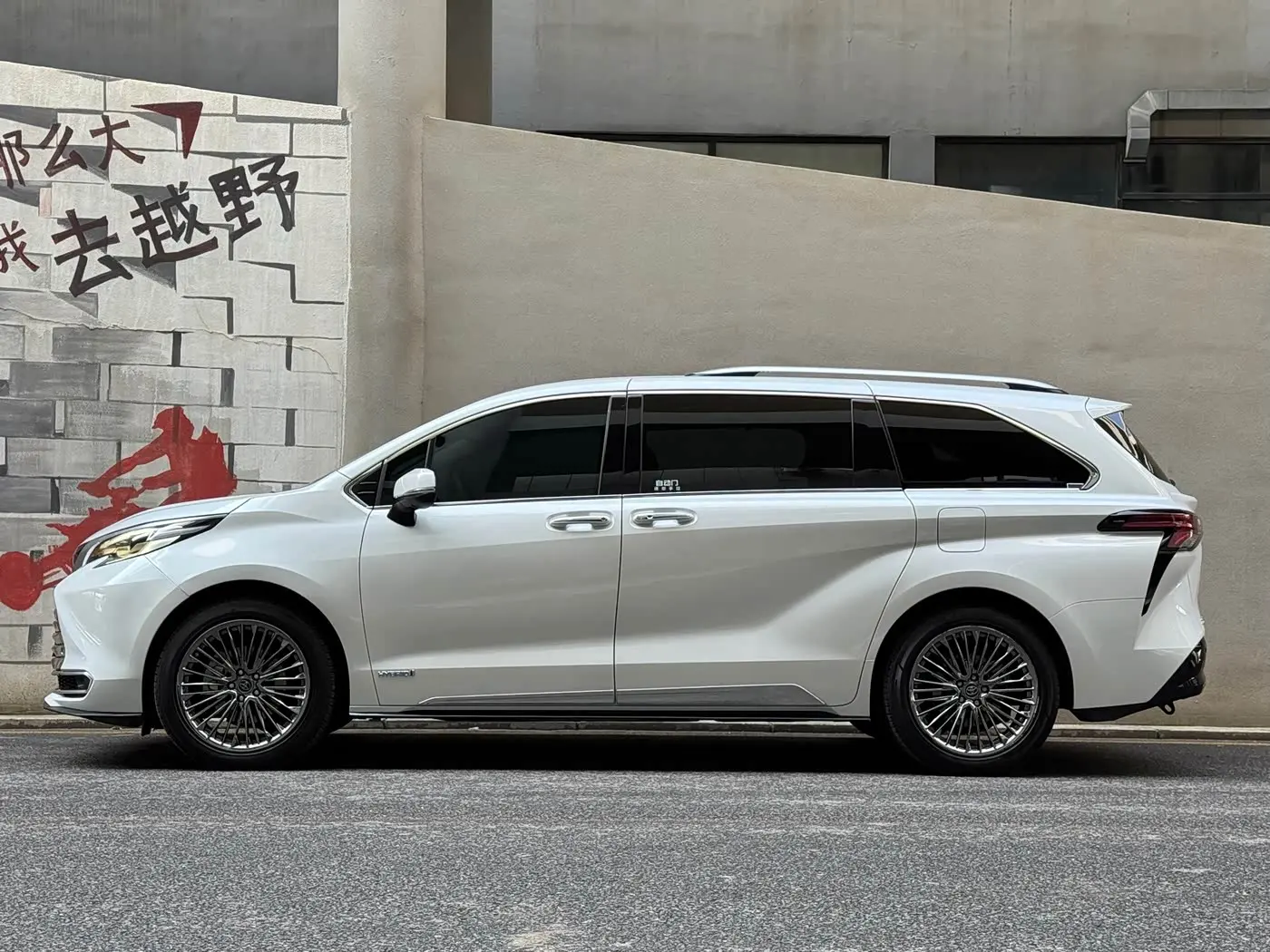 Toyota Sienna 2023 — Фото 4/20