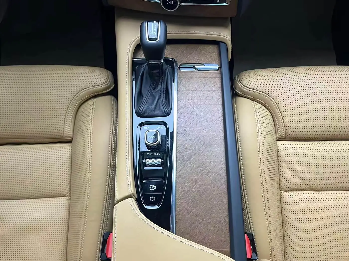 Volvo XC90 2017 — Photo 18/20