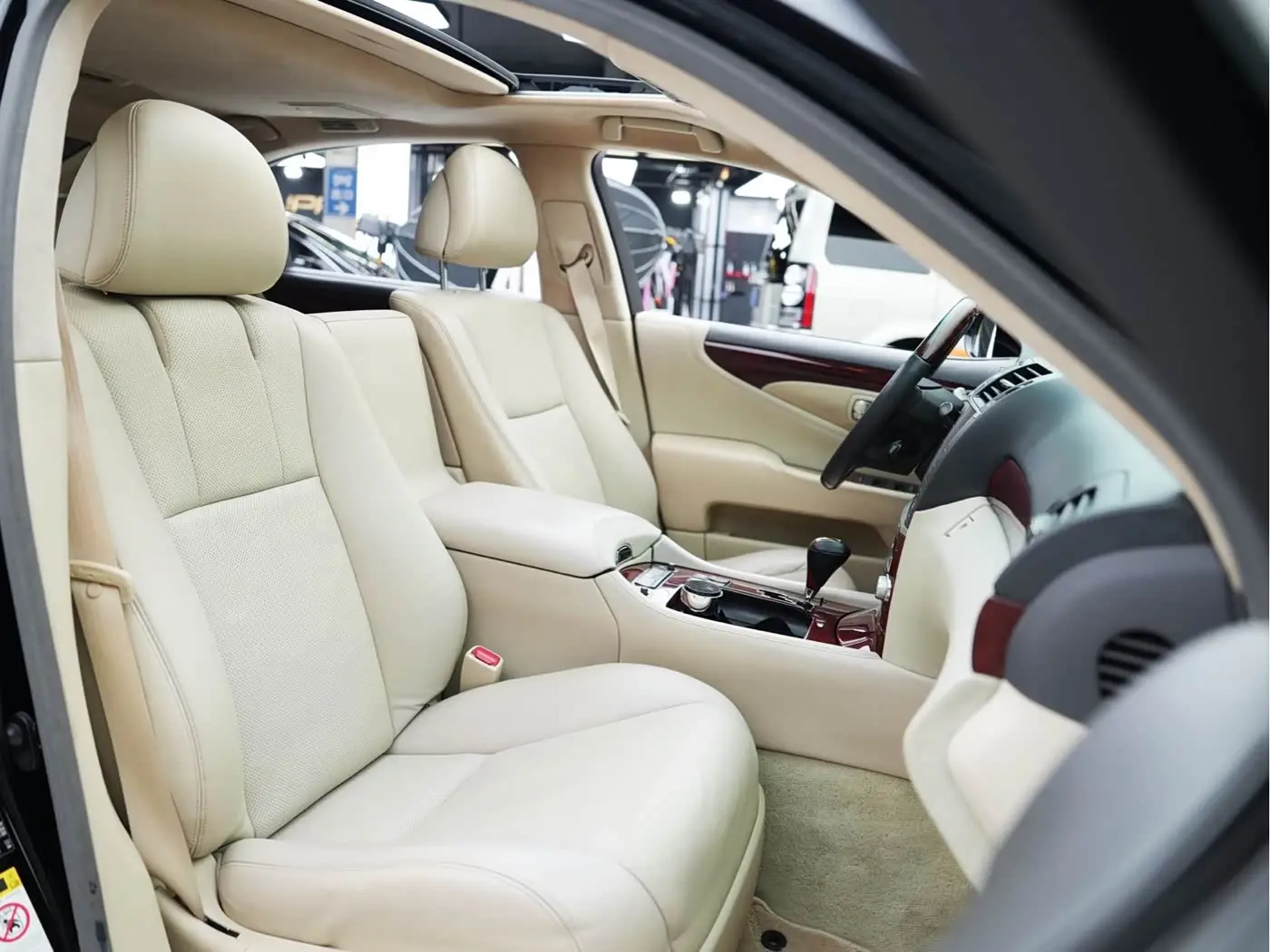Lexus LS 2010 — Photo 15/17