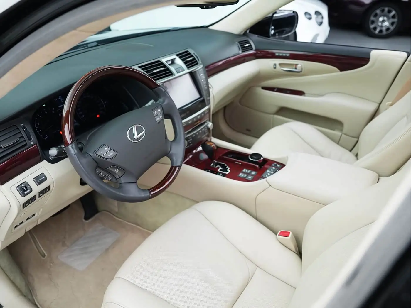 Lexus LS 2010 — Photo 11/17
