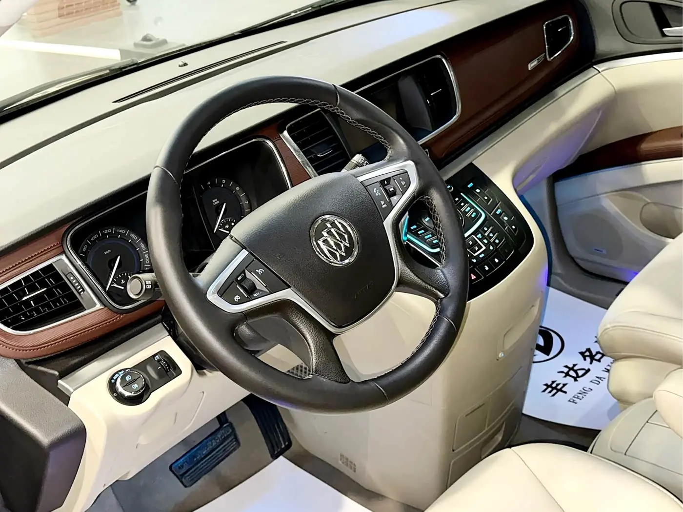 Buick GL8 2017 — Photo 18/18