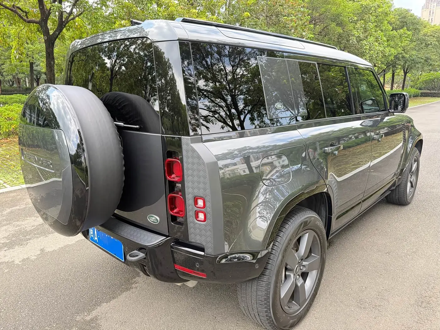 Land Rover Defender 2023 — Photo 6/18
