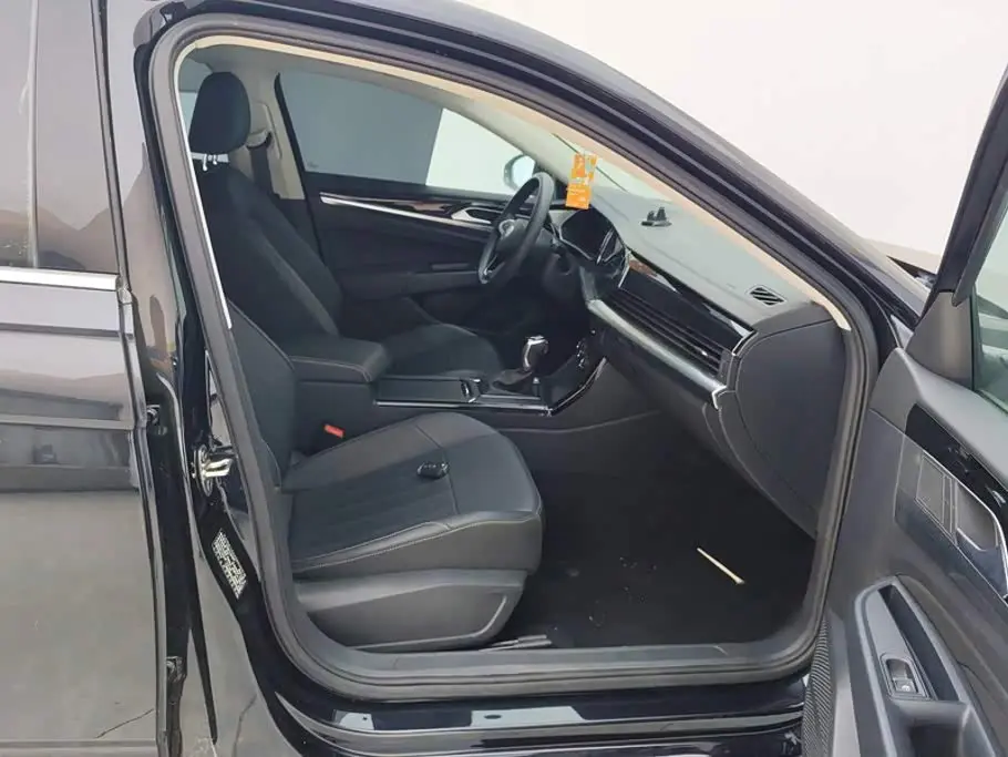 Volkswagen Passat 2025 — Photo 8/16