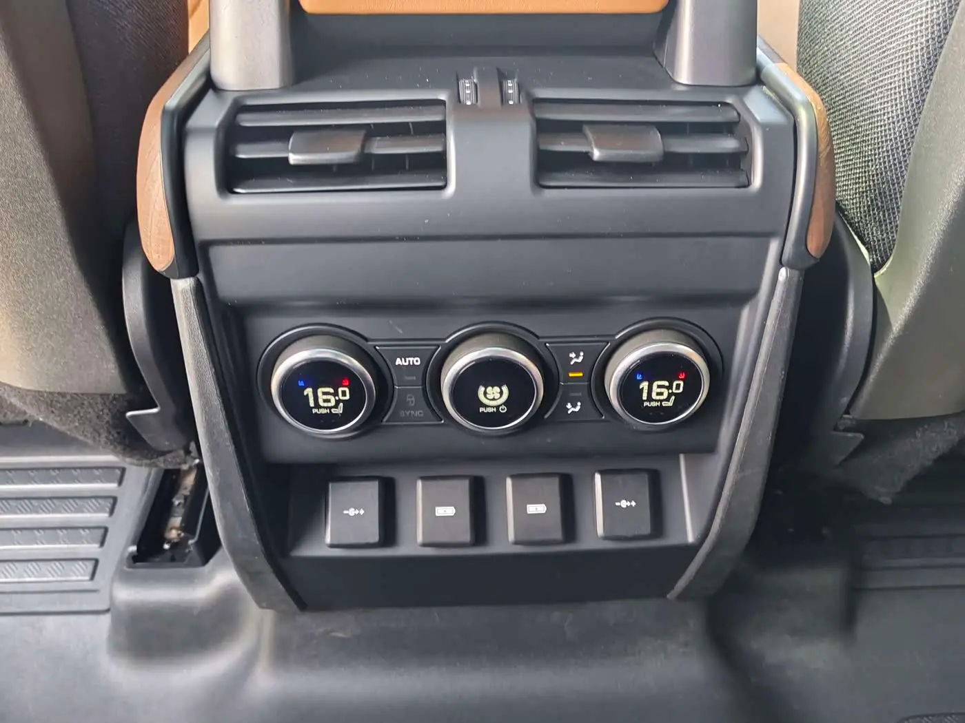Land Rover Defender 2021 — Фото 9/11