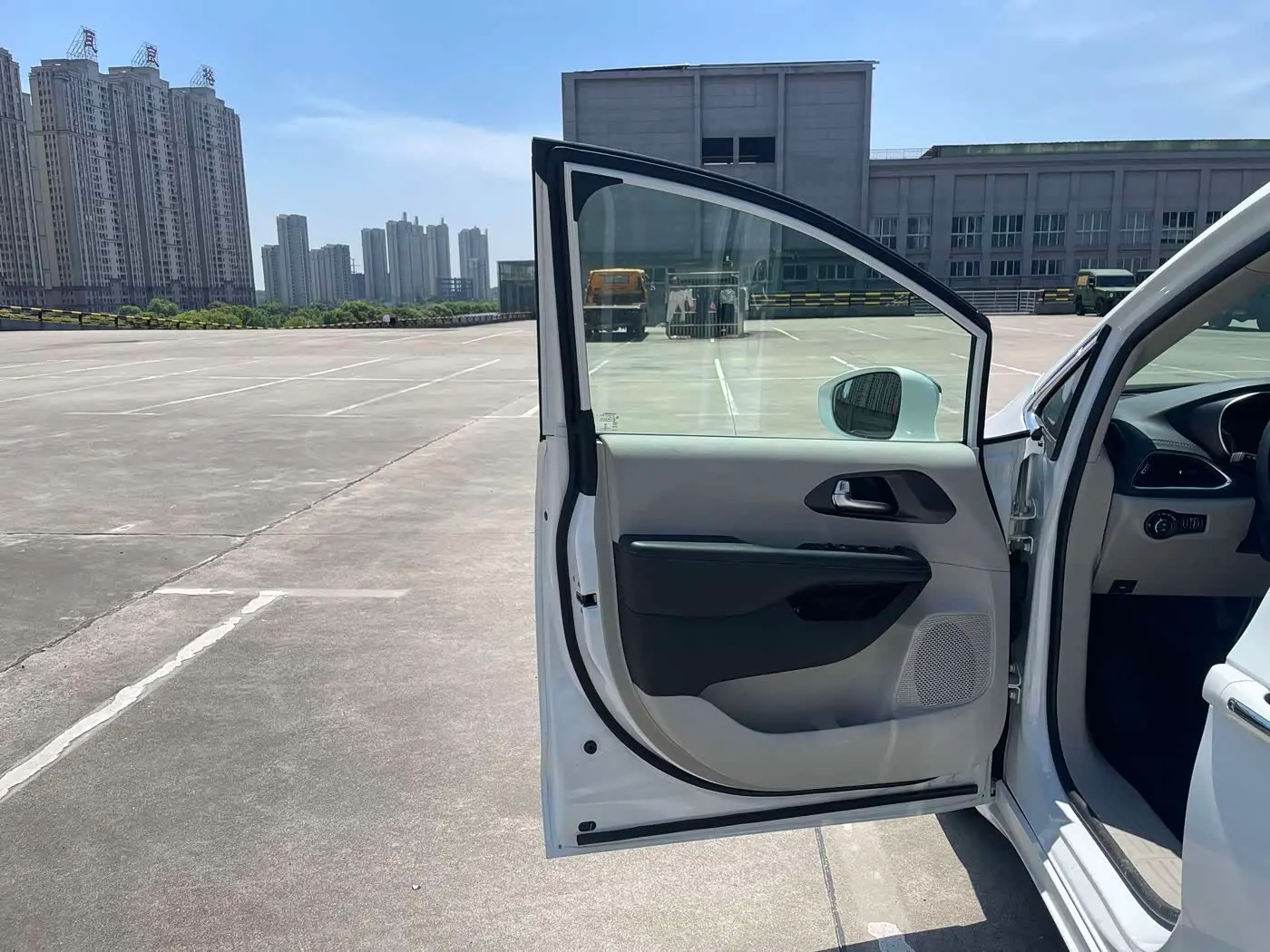 Chrysler Grand Caravan PHEV 2025 — Photo 9/16