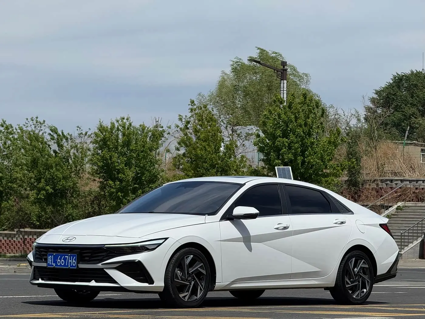 Hyundai Elantra 2023 — Фото 3/15