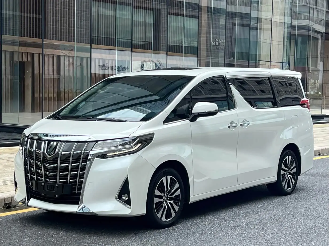 Toyota Alphard 2018 — ფოტო 1/19