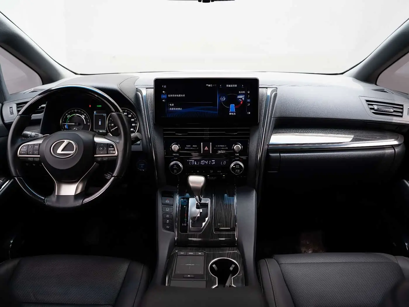 Lexus LM 2022 — Photo 8/18
