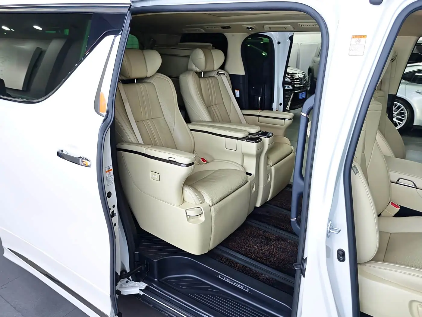 Toyota Vellfire 2021 — Photo 19/20