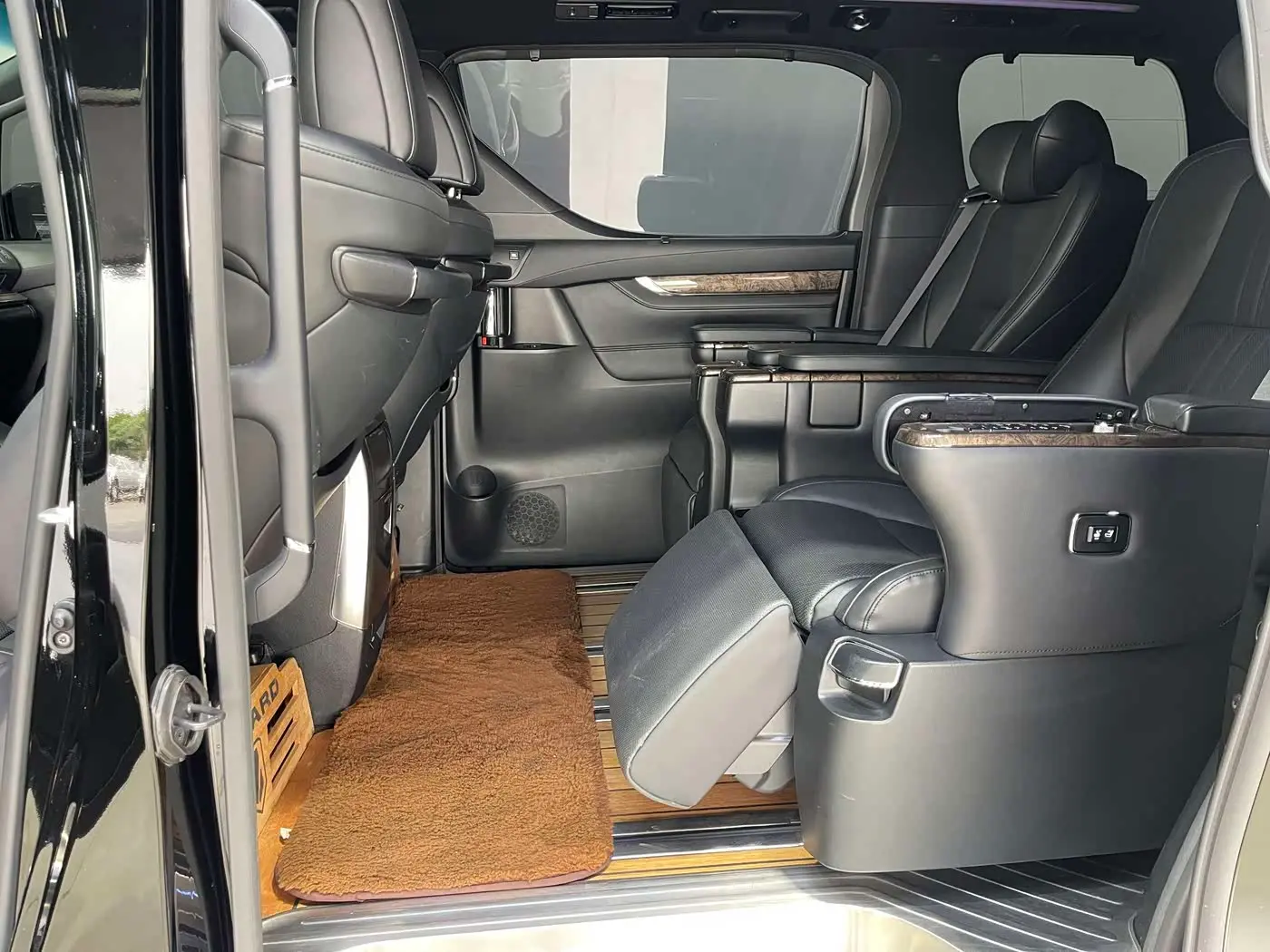 Toyota Alphard 2020 — Photo 6/12
