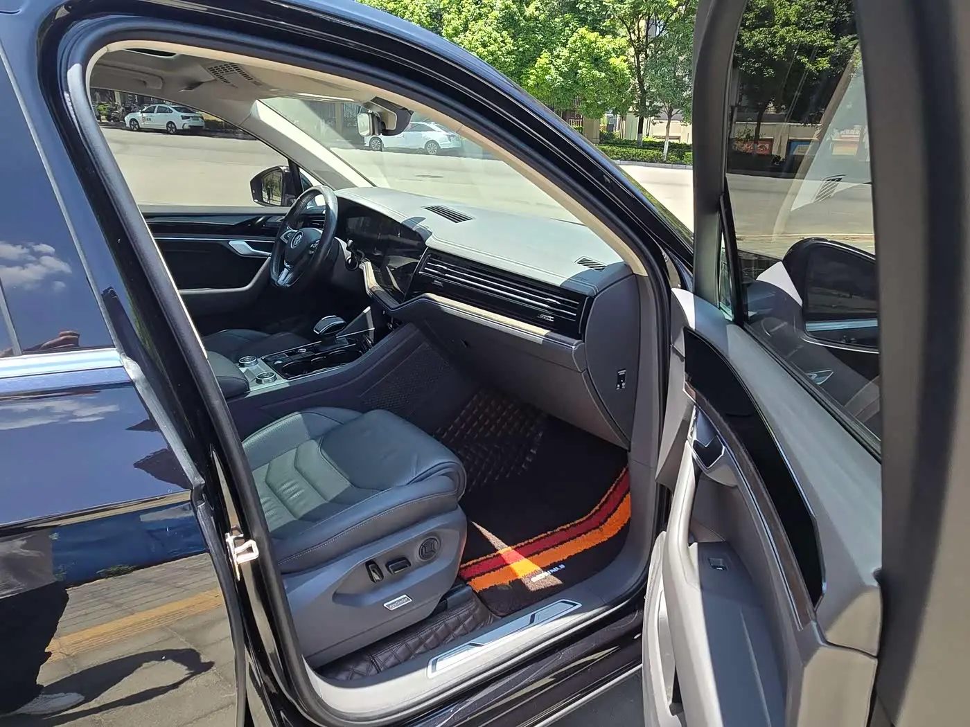 Volkswagen Touareg 2019 — Photo 3/12