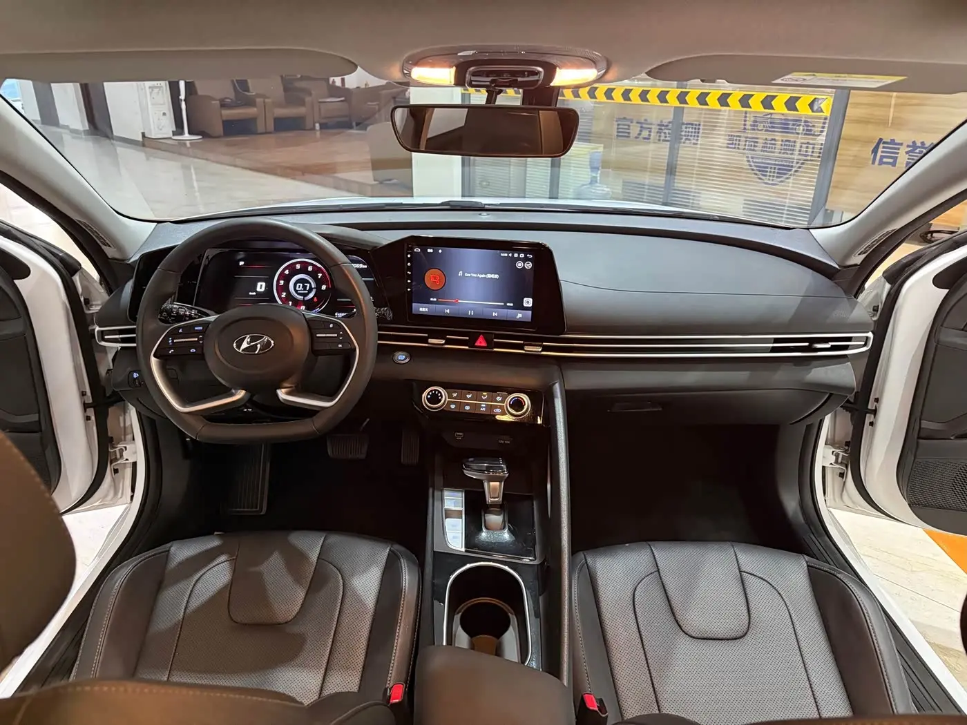 Hyundai Elantra 2023 — Şəkil 12/19