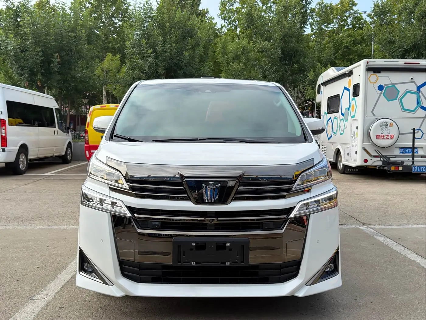 Toyota Vellfire 2023 — Photo 1/16