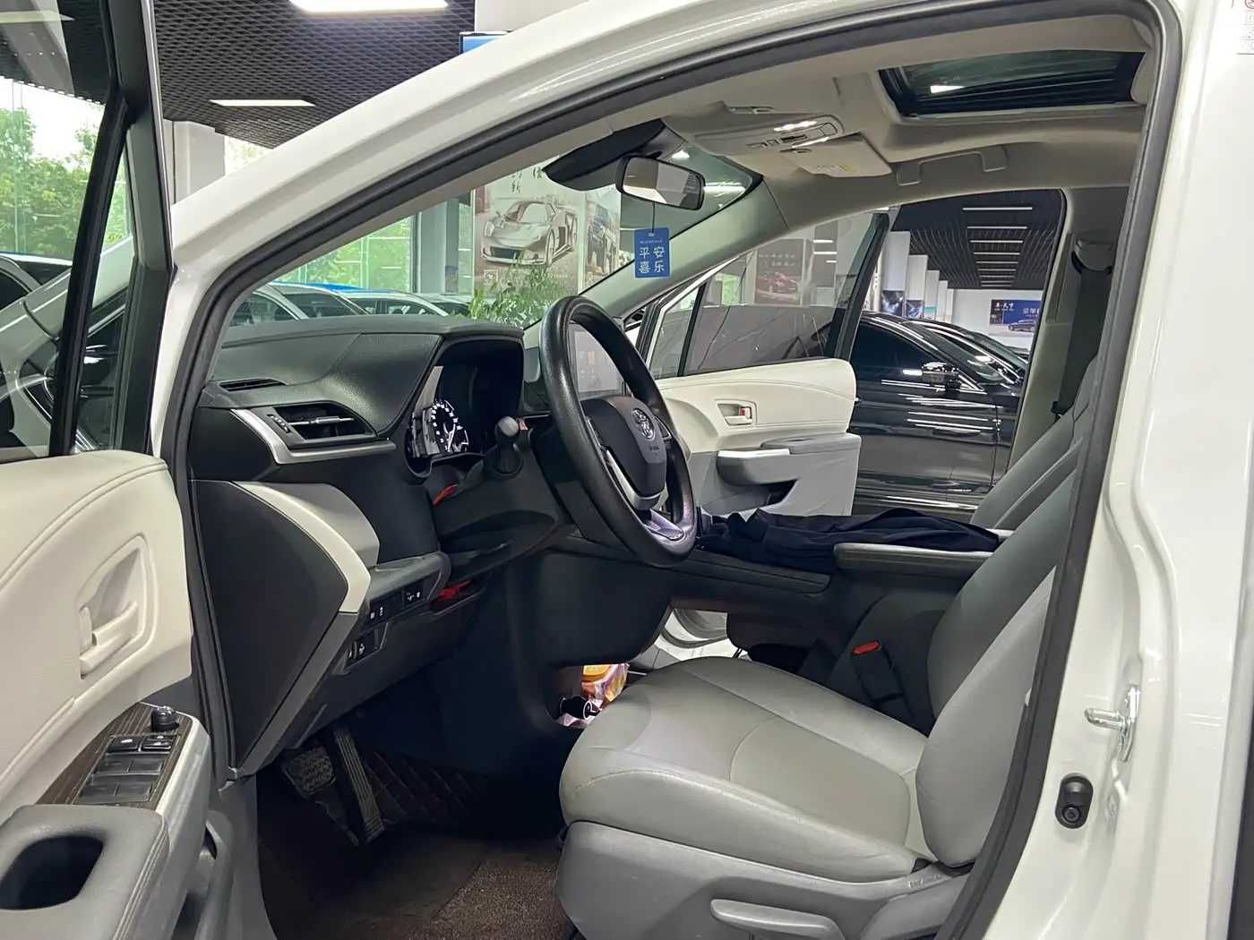 Toyota Granvia 2023 — Photo 7/18