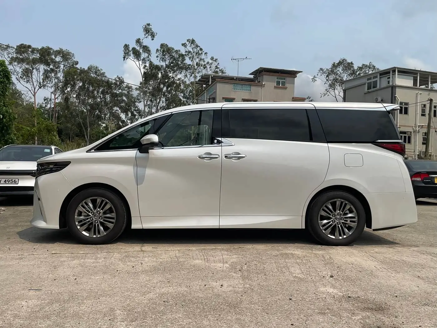 Toyota Alphard 2025 — Photo 3/14