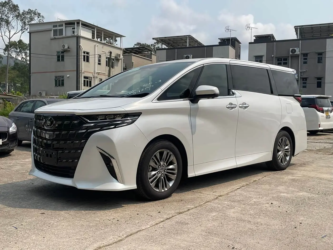 Toyota Alphard 2025 — Photo 1/14
