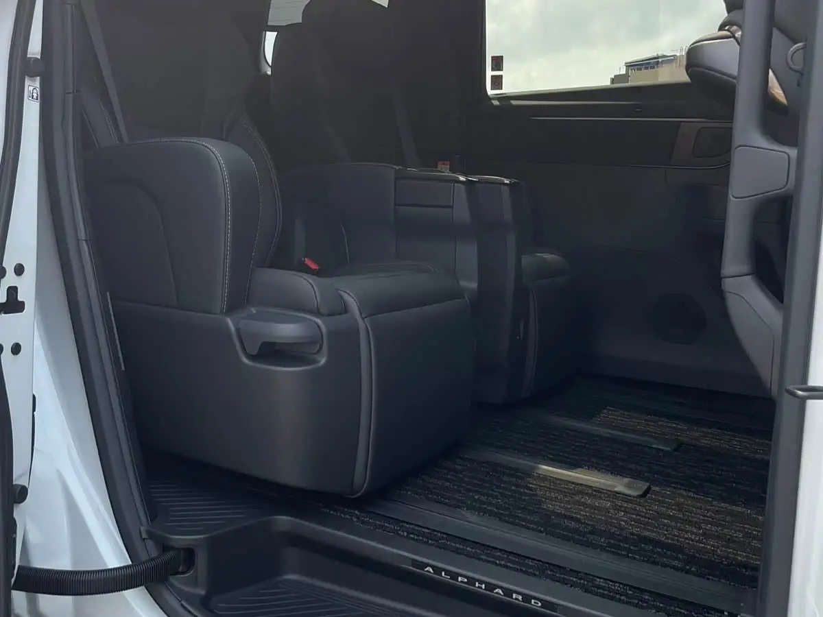 Toyota Alphard 2025 — Photo 11/14