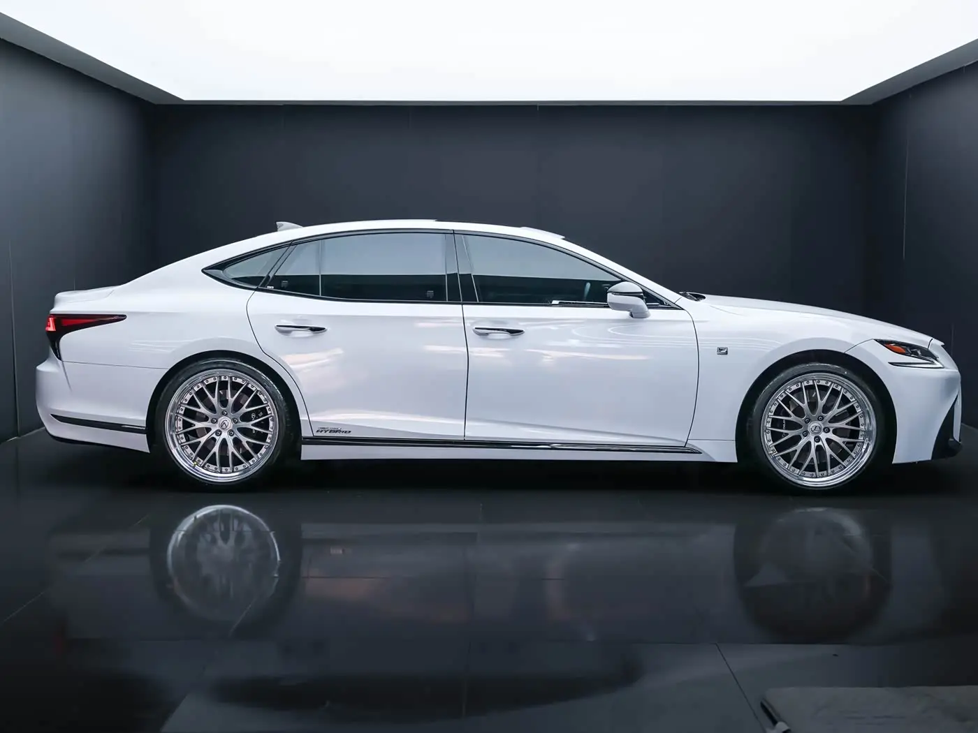 Lexus LS 2018 — Photo 4/20