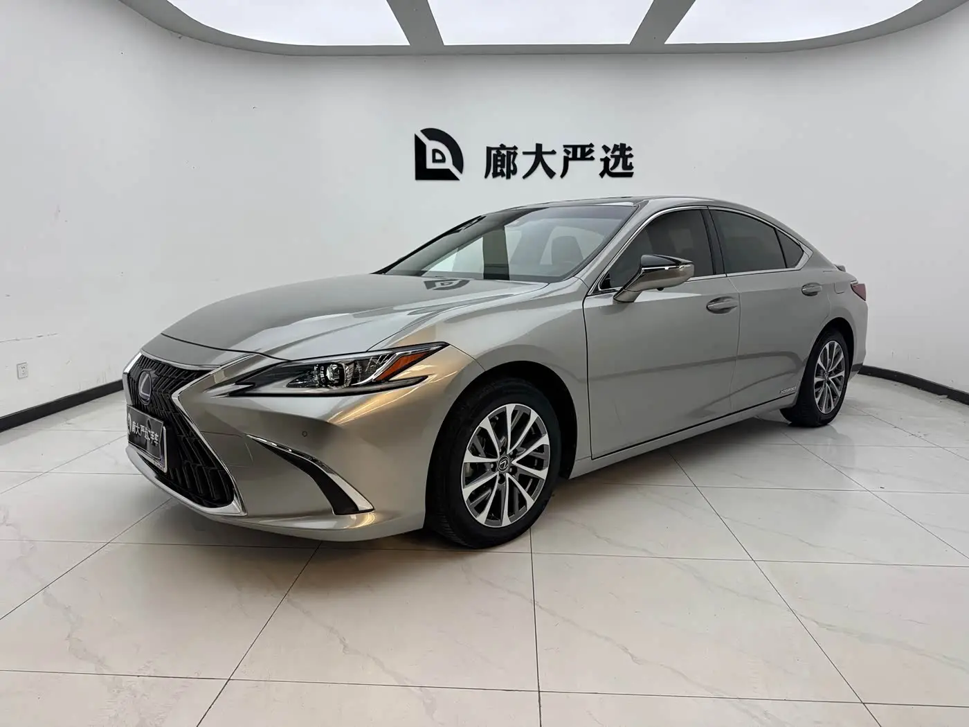 Lexus ES 2021 — Photo 1/11