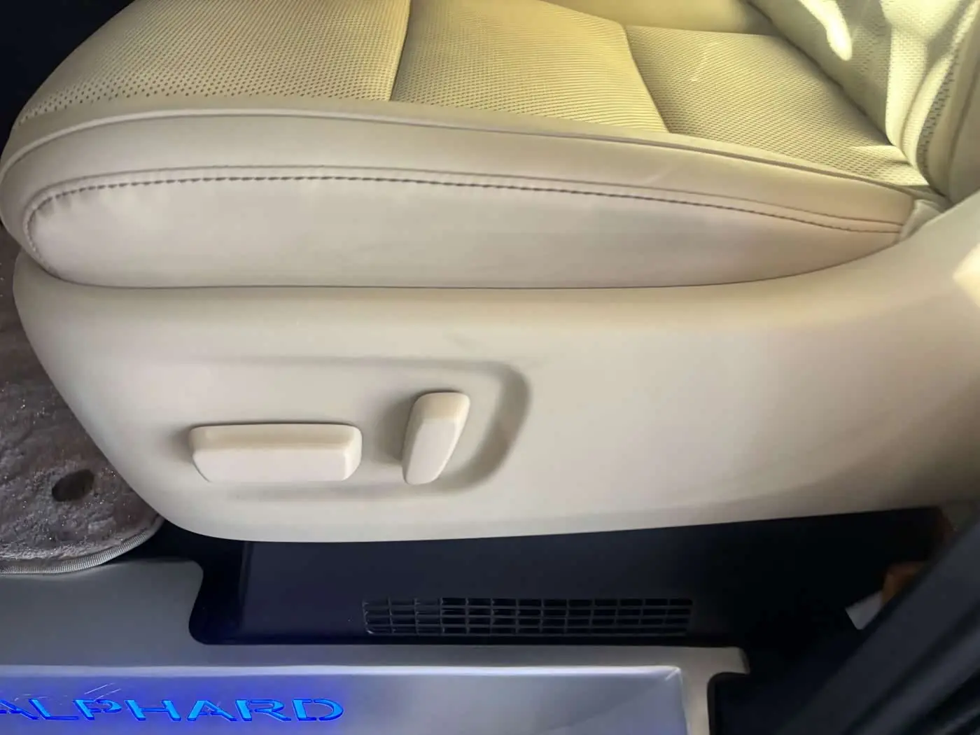 Toyota Alphard 2023 — Photo 13/20