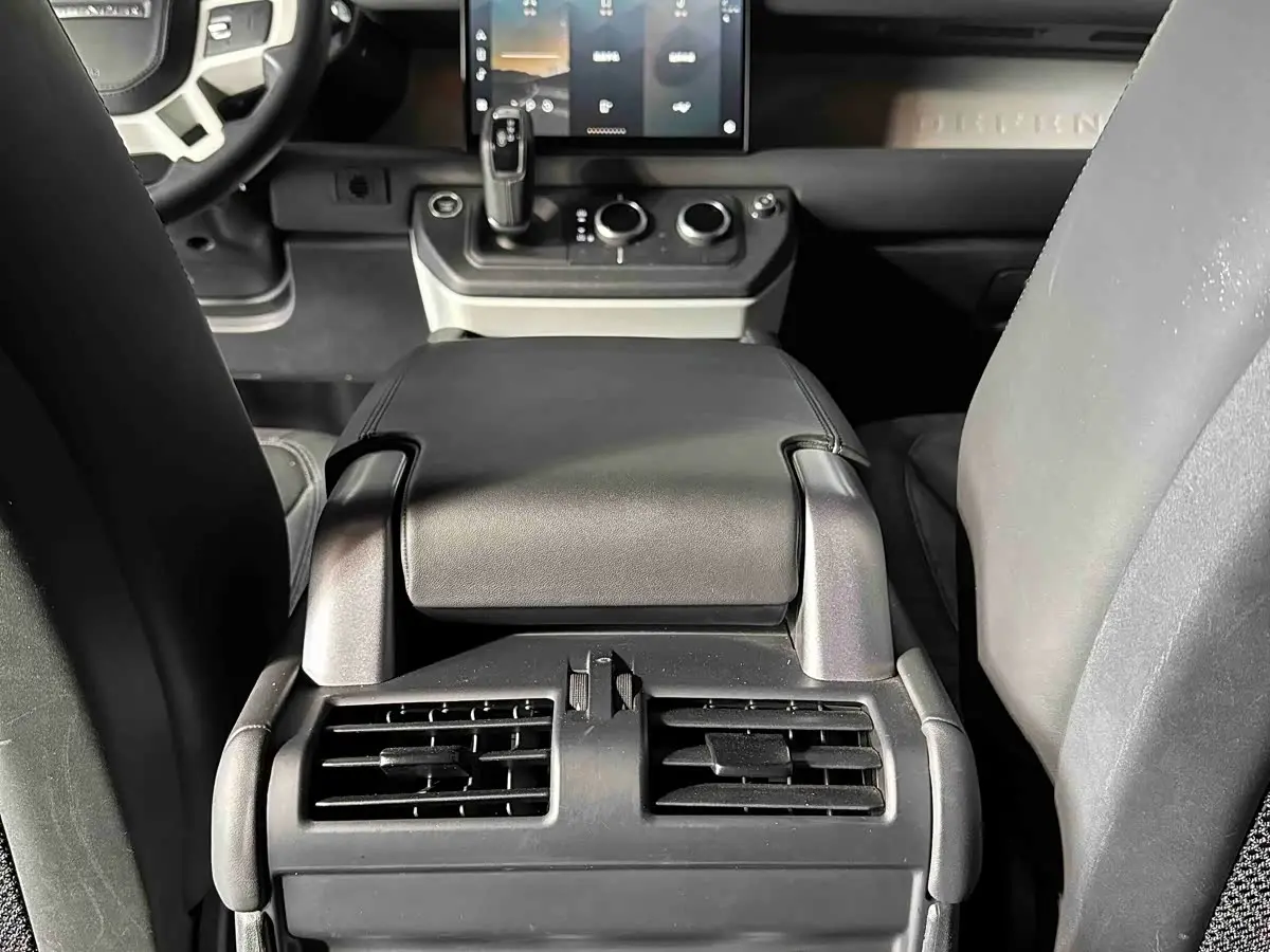 Land Rover Defender 2023 — Photo 7/12