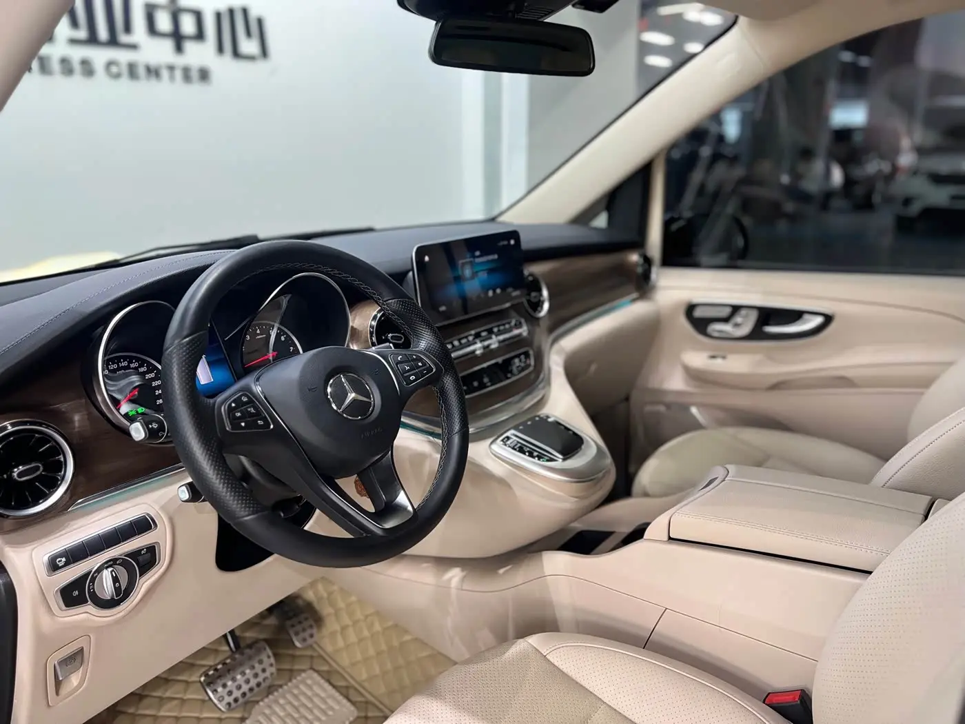 Mercedes-Benz V-Class 2022 — Фото 8/9
