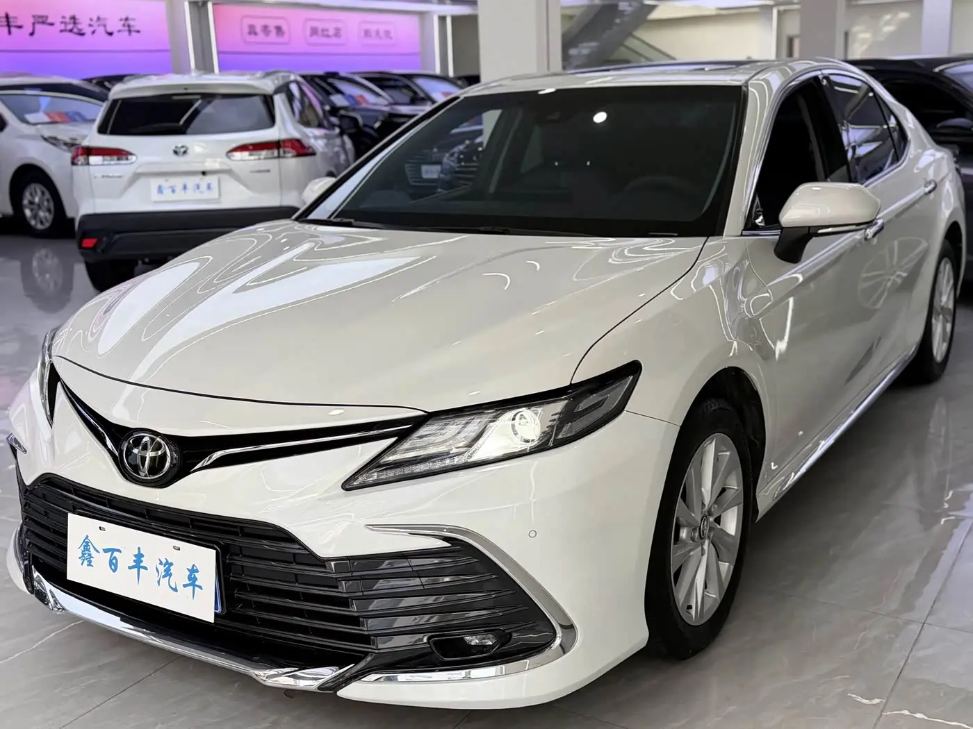 Toyota Camry 2023 — Фото 1/11