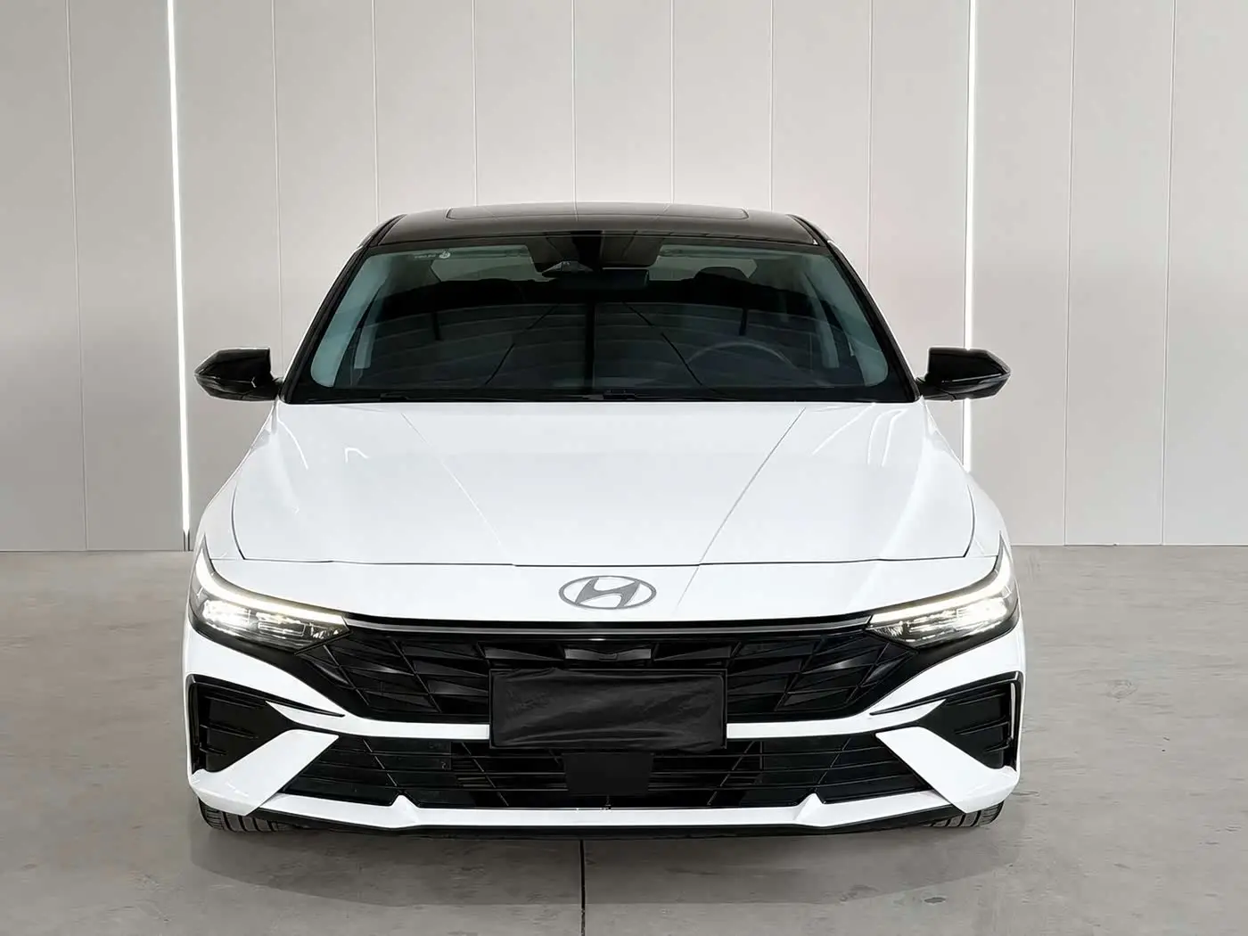 Hyundai Elantra 2023 — Фото 2/20