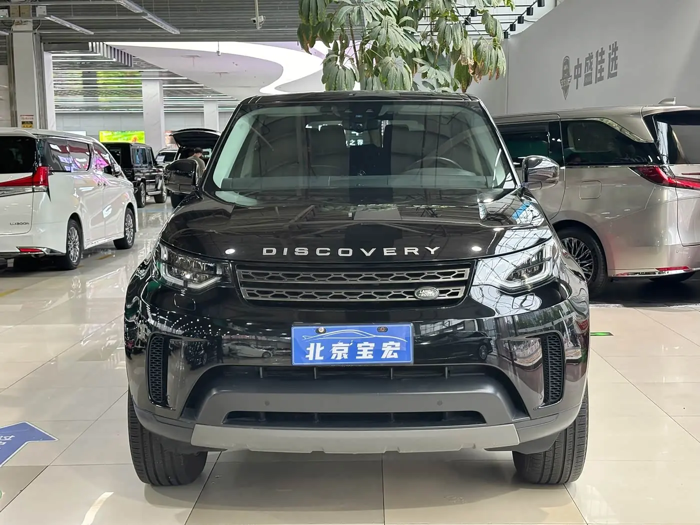 Land Rover Discovery 2018 — Photo 2/19