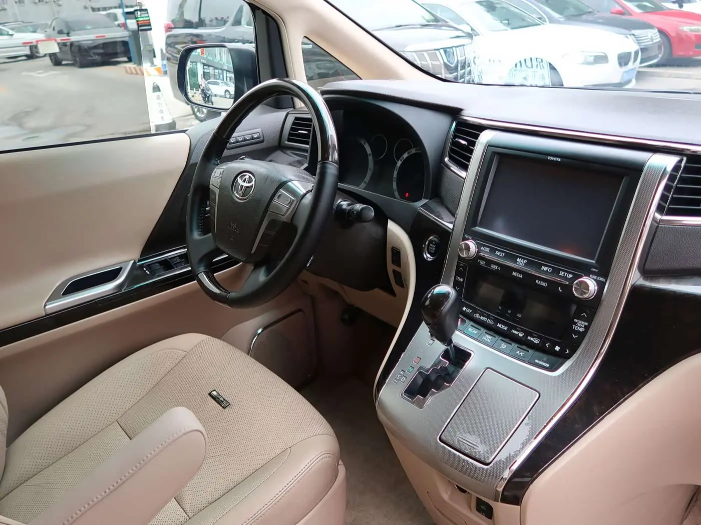Toyota Alphard 2013 — Photo 12/12