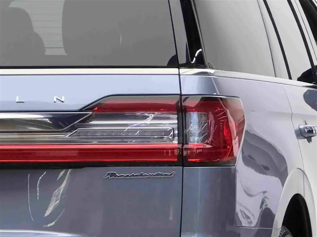 Lincoln Navigator 2018 — Photo 6/20