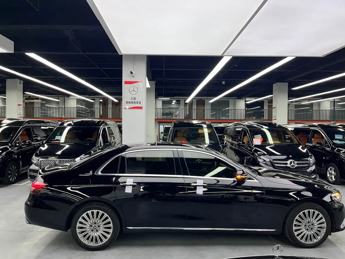 Mercedes-Benz E-Class 2023 — Photo 12/12