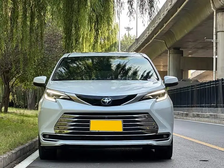 Toyota Sienna 2024 — Photo 2/19
