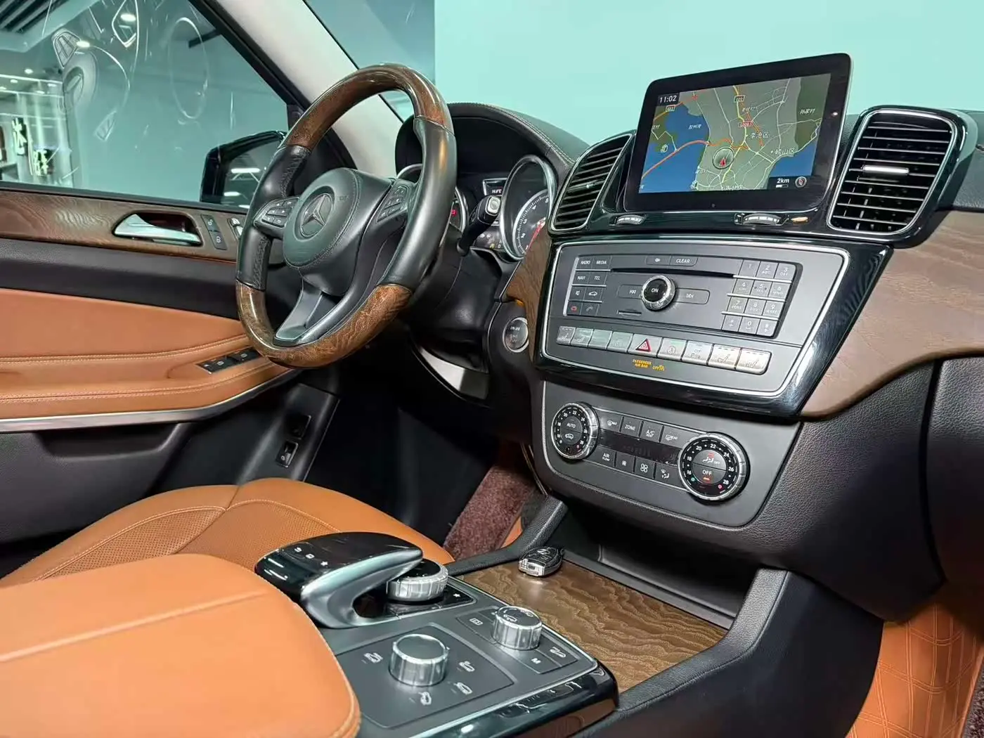 Mercedes-Benz GLS 2016 — Photo 12/17