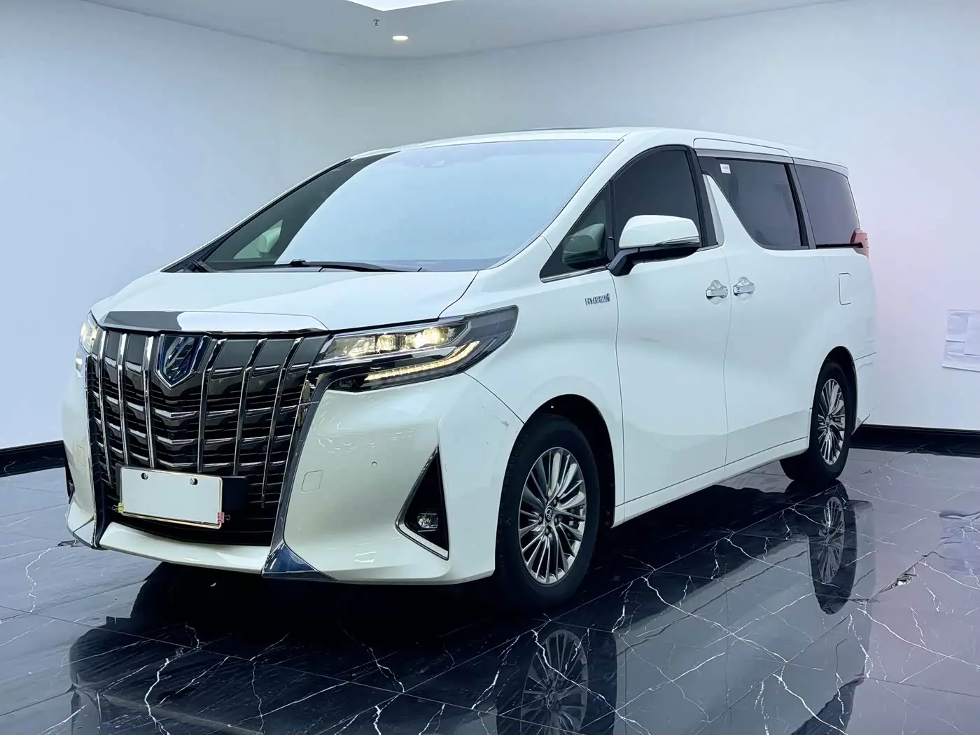 Toyota Alphard 2021 — Фото 1/20