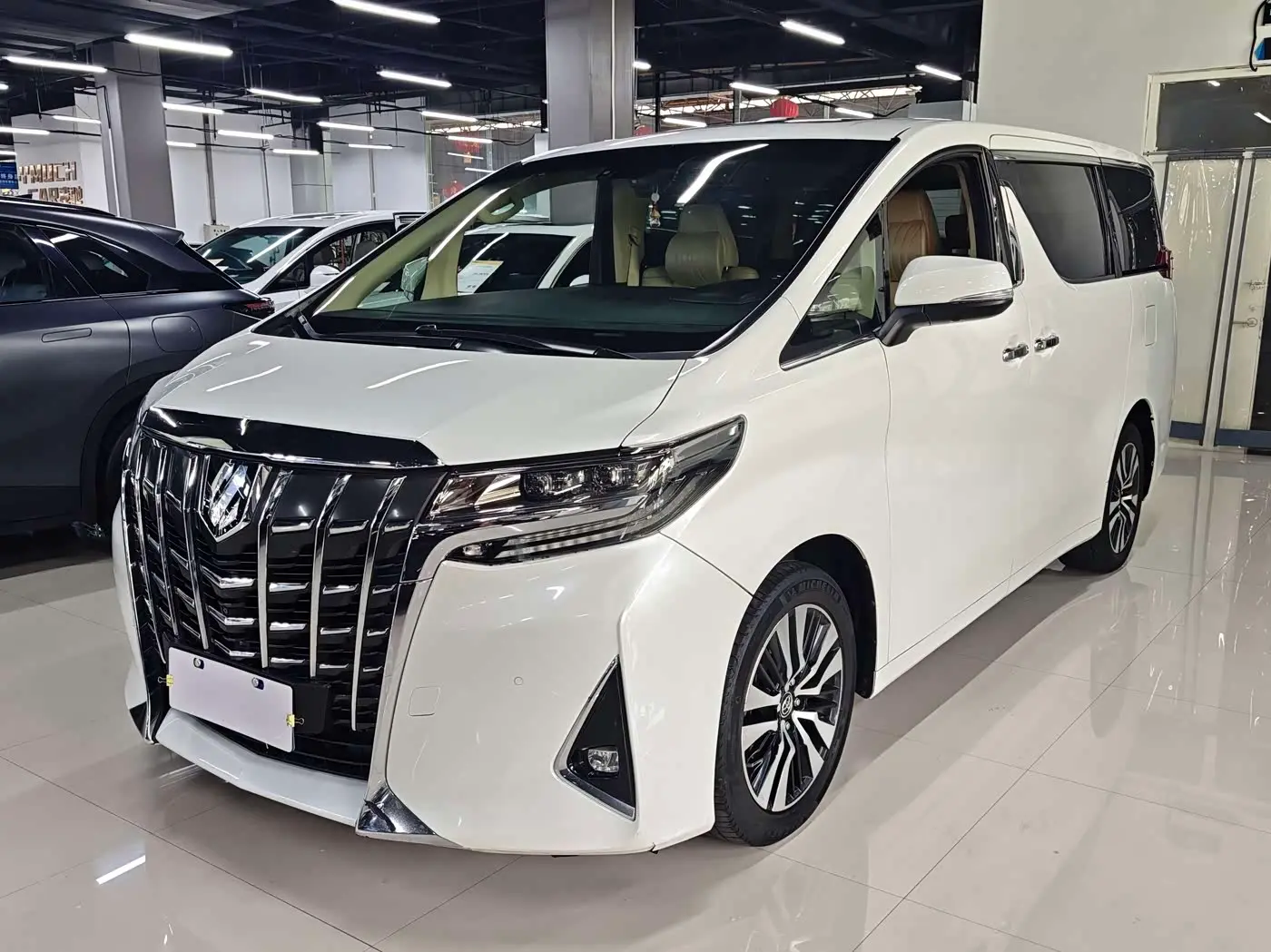 Toyota Alphard 2019 — Photo 1/13